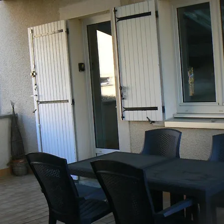 Sejour Paisible Dans La Campagne De Mont-l'etroit, Proche De Sites Historiques - Fr-1-584-381