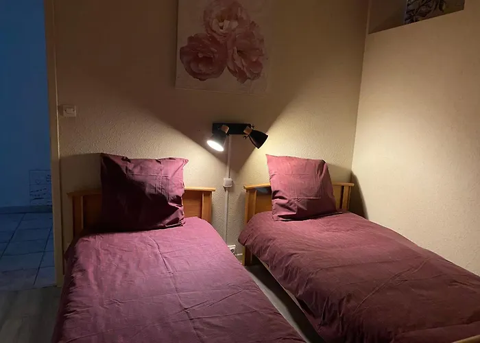 Sejour Paisible Dans La Campagne De Mont-l'etroit, Proche De Sites Historiques - Fr-1-584-381 *