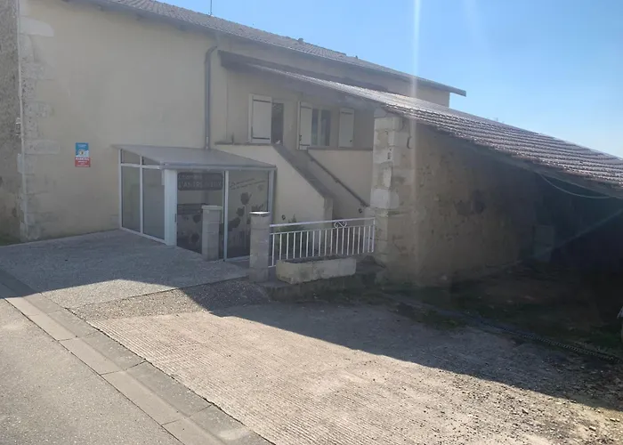 Sejour Paisible Dans La Campagne De Mont-l'etroit, Proche De Sites Historiques - Fr-1-584-381